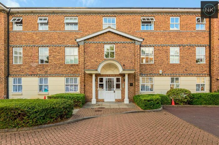 2 Bedroom Flat To Rent In Rectory Court, High Road, South Woodford, London, E18