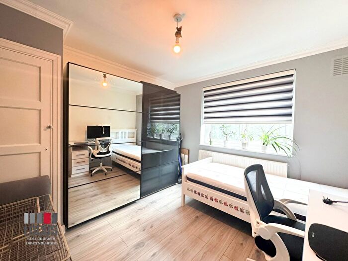 2 Bedroom Flat To Rent In Southwood Court, Wynyatt Street, London, EC1V