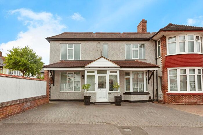 4 Bedroom Semi-Detached House For Sale In Lord Avenue, Ilford, IG5
