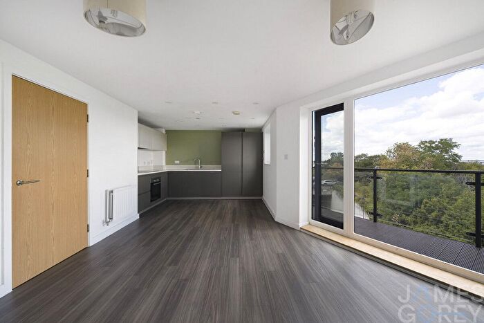 3 Bedroom Flat For Sale In The Avenue, Greenhithe, DA9