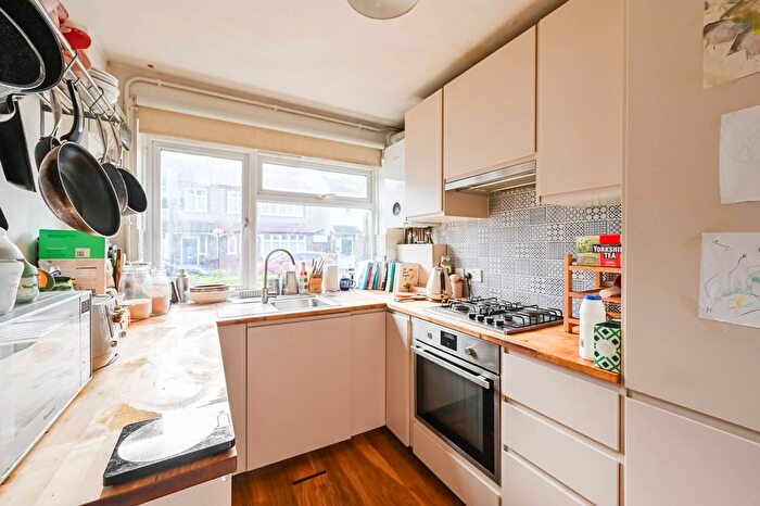 2 Bedroom Flat For Sale In Thorpe Hall Road, Walthamstow, London, E17