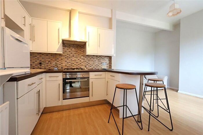 2 Bedroom Apartment For Sale In The Crescent, Farnham, Surrey, GU9