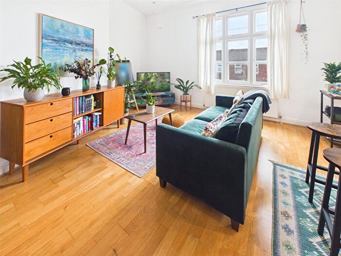 1 Bedroom Flat To Rent In Colne Road, Twickenham, TW2