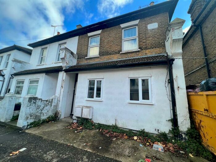 2 Bedroom Apartment To Rent In Queens Road, Southend-On-Sea, SS1