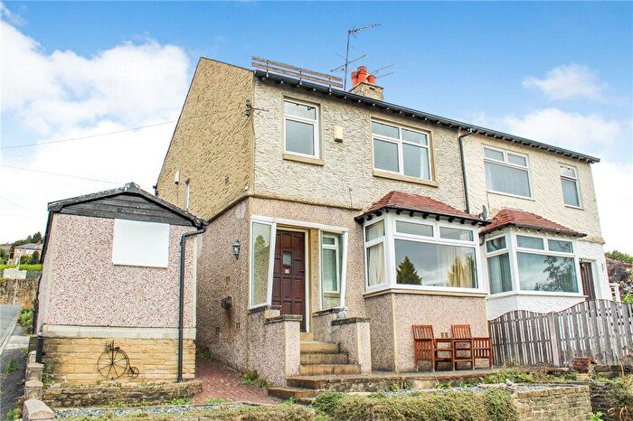3 Bedroom Semi-Detached House For Sale In Lynton Drive, Keighley, West Yorkshire, BD20