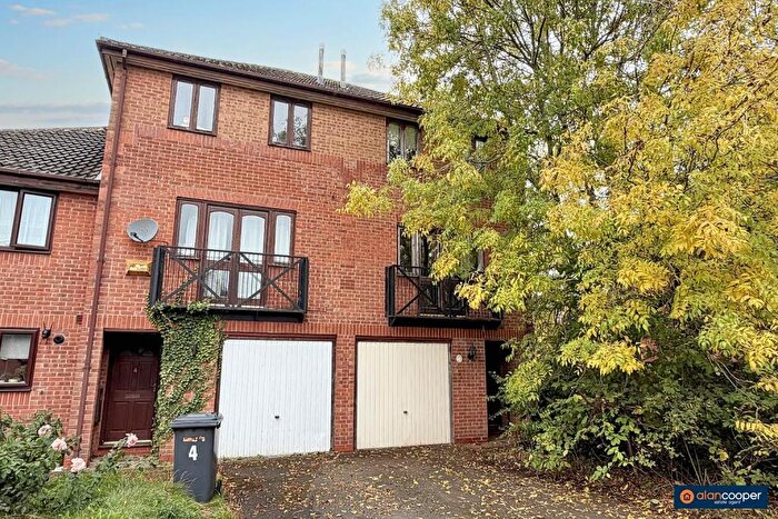 3 Bedroom End Of Terrace House For Sale In Kenilworth Drive, Weavers Green, Nuneaton, CV11