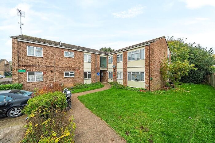 2 Bedroom Flat To Rent In Stream Close, Byfleet, KT14