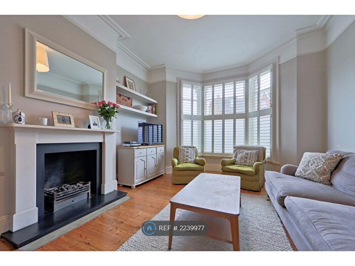 2 Bedroom Flat To Rent In Elms Crescent, London, SW4