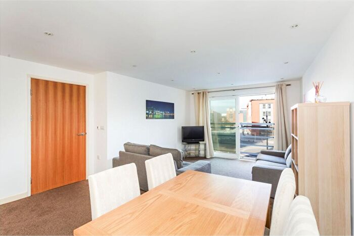 2 Bedroom Flat To Rent In The Crescent, Gunwharf Quays, Portsmouth, PO1