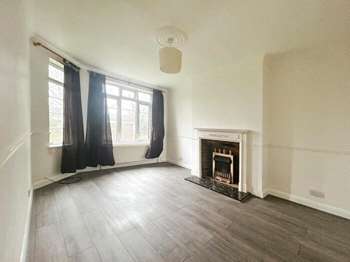 2 Bedroom Apartment To Rent In Highfield Gardens, PO22