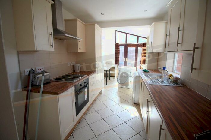 6 Bedroom Terraced House To Rent In **&#pppw** Douglas Road, Lenton, NG7