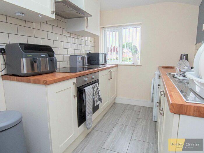 2 Bedroom Flat To Rent In Castleview Road, Bilston, Wolverhampton, WV14