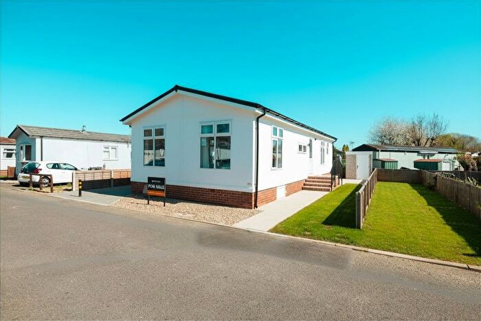 2 Bedroom Park Home For Sale In Western Avenue, Chertsey, KT16