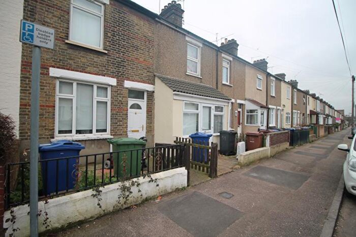 4 Bedroom Terraced House To Rent In Salisbury Road, Grays, Essex, RM17