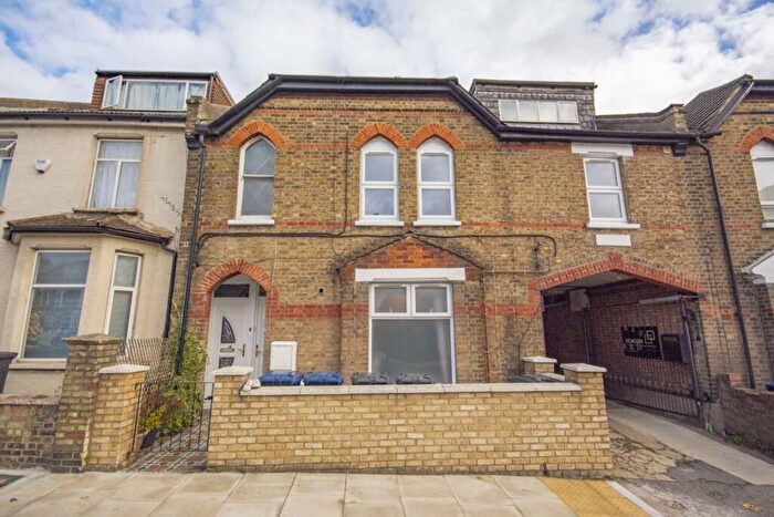 3 Bedroom Flat To Rent In Station Road, London, NW4