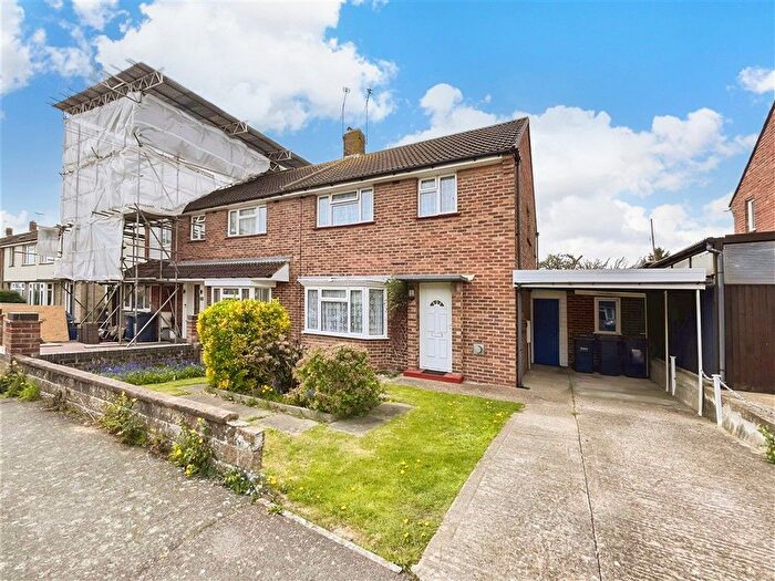 3 Bedroom Semi Detached House For Sale In Mitchell Road, Havant, Hampshire, PO9