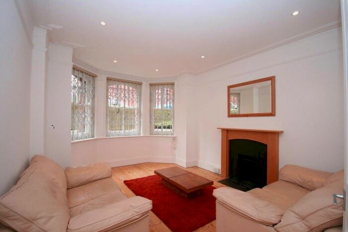 3 Bedroom Flat To Rent In Queen's Club Gardens, London, W14