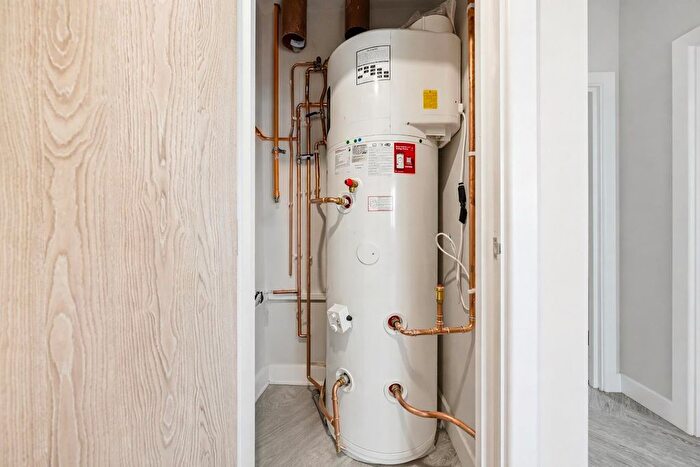 3 Bedroom Flat For Sale In Portelet Road, London, E1