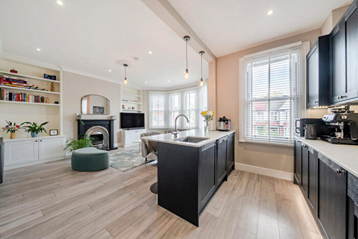 2 Bedroom Apartment For Sale In Bellingham Road, London, SE6