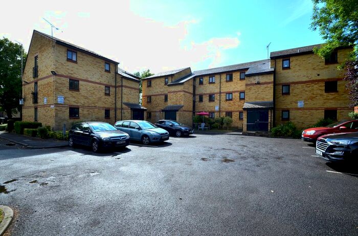 1 Bedroom Flat To Rent In Cherry Orchard, Staines, TW18