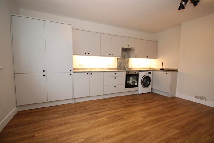 2 Bedroom Flat To Rent In Worplesdon Road, Guildford, GU2