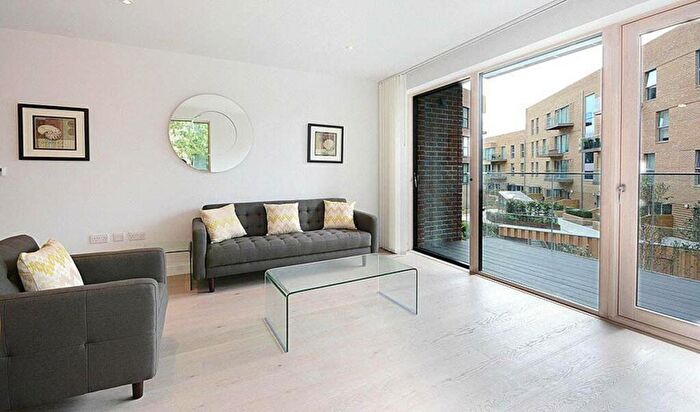 2 Bedroom Flat To Rent In Victory Place, Elephant And Castle, London, SE17