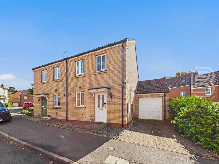 2 Bedroom Semi-Detached House For Sale In Berrybanks, Rugby, CV22