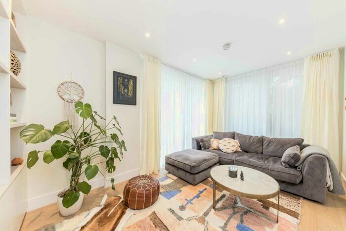 2 Bedroom Flat To Rent In Camden Road, Camden, NW1