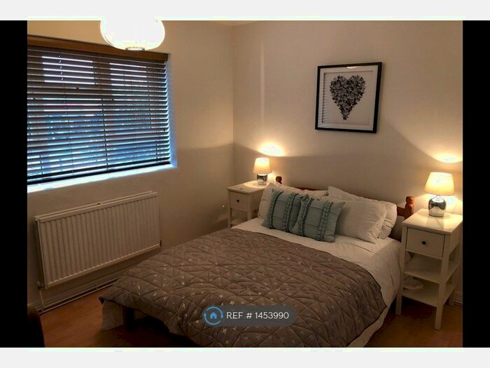 3 Bedroom Flat To Rent In Burmester House, London, SW17
