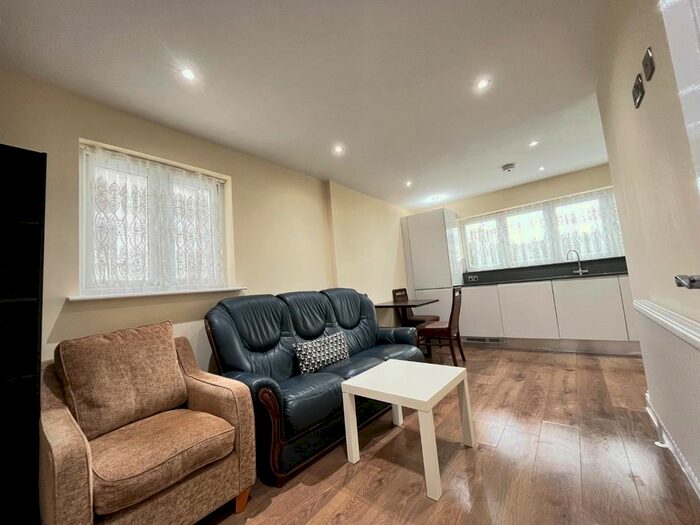 3 Bedroom Flat To Rent In Upsdell Avenue, Palmers Green, N13