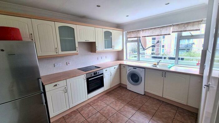 3 Bedroom Maisonette To Rent In Samuel Street, Woolwich, London, SE18