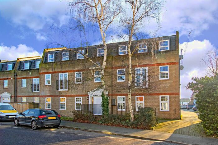 2 Bedroom Flat To Rent In Howard Close, Waltham Abbey, EN9