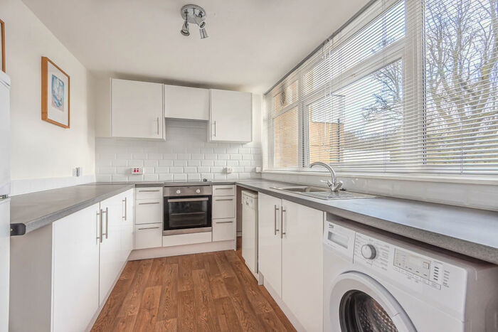 2 Bedroom Flat To Rent In Willow Grove, Chislehurst, BR7