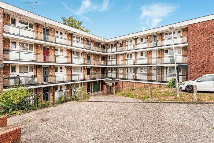 3 Bedroom Flat For Sale In Belmont Court, St Albans, AL1