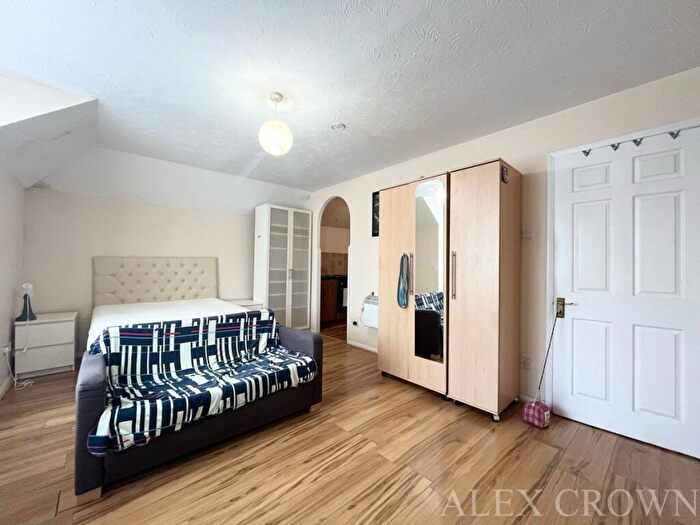 Studio To Rent In Beaumaris Green, Hendon, NW9