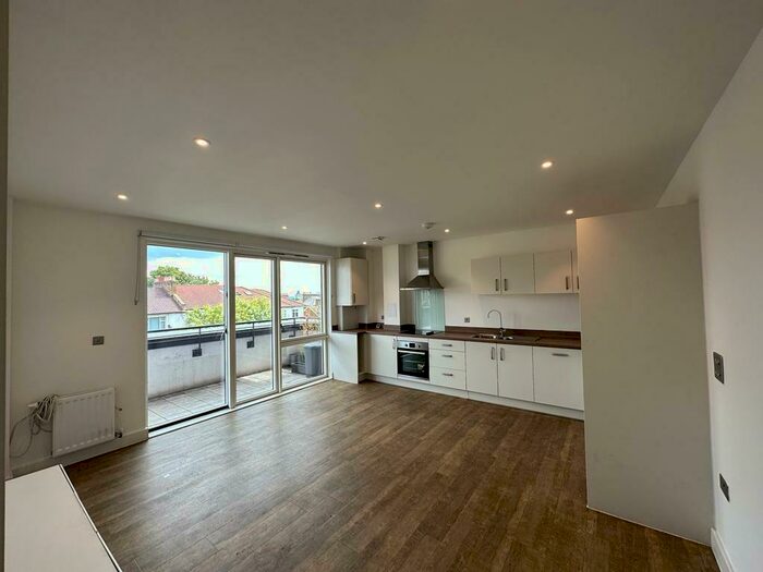 1 Bedroom Flat To Rent In Bedroom Flat &#; Montmorency House, Station Road, New Southgate, N11