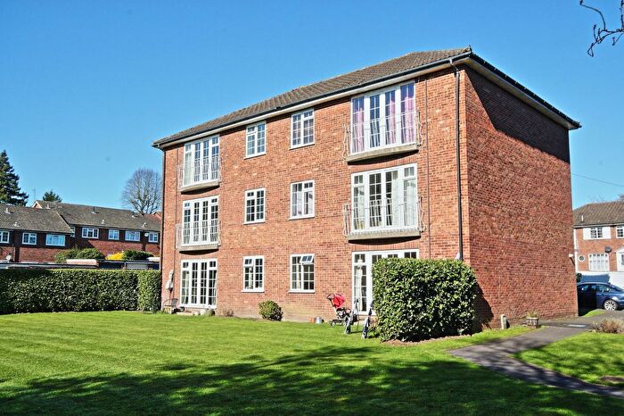 2 Bedroom Flat For Sale In Midhope Road, Woking, GU22