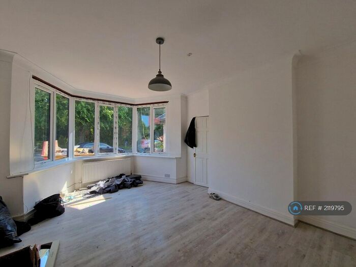 Studio To Rent In Bramley Road, London, N14