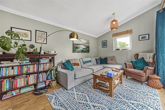 3 Bedroom Maisonette For Sale In Union Road, London, SW4
