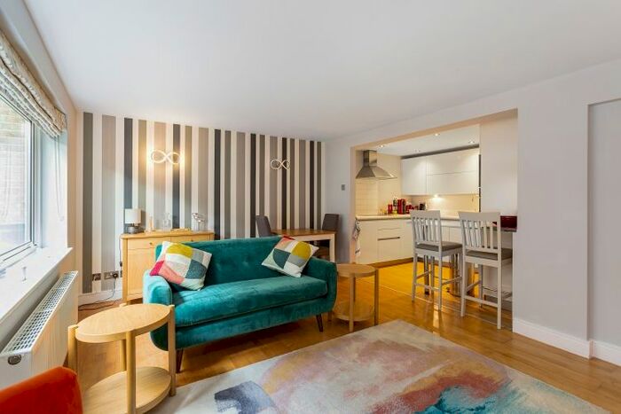 2 Bedroom Flat To Rent In Kensington Gardens Square, London, W2