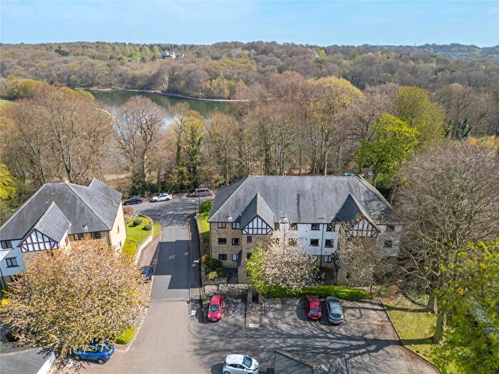2 Bedroom Apartment For Sale In Oakhampton Court, Park Avenue, Roundhay, Leeds, LS8
