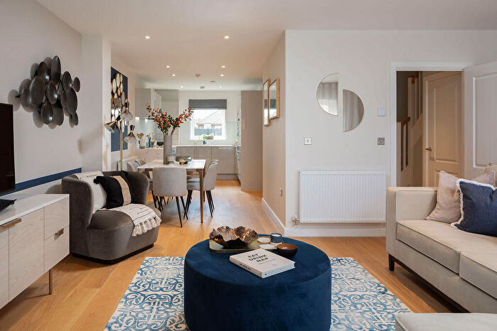 4 Bedroom Detached House For Sale In Suttons Lane, Havering, Hornchurch, RM12