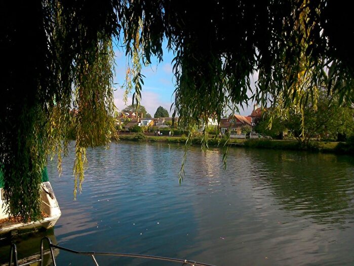 3 Bedroom Semi-Detached House For Sale In Bundys Way, Staines-Upon-Thames, TW18