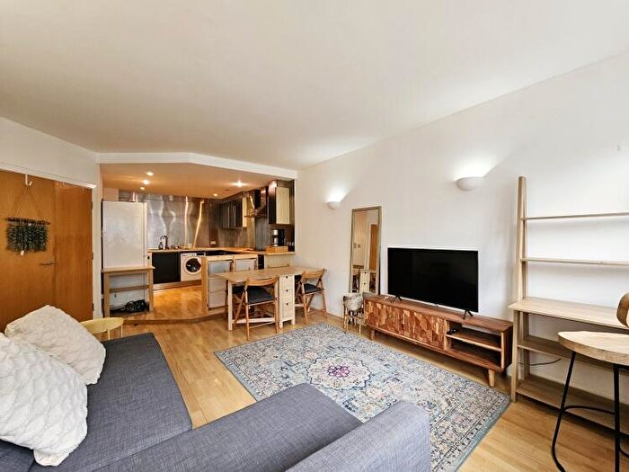 2 Bedroom Apartment To Rent In South Parade Leeds, LS1