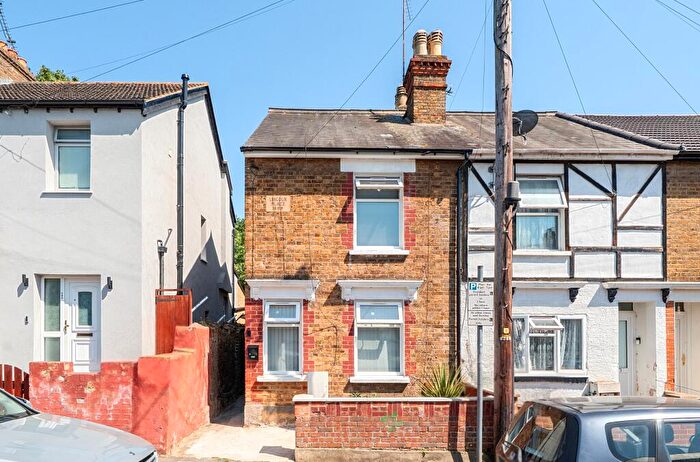4 Bedroom End Of Terrace House For Sale In The Crescent, Slough, SL1