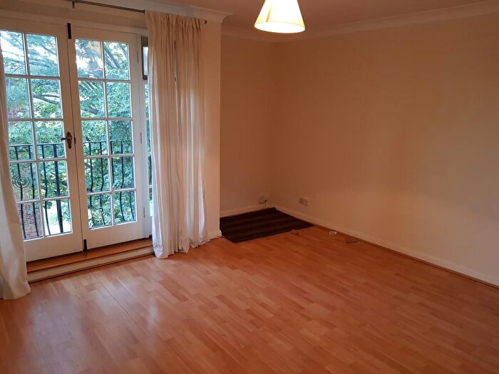 2 Bedroom Flat To Rent In Swallow Close, Staines, Middlesex, TW18