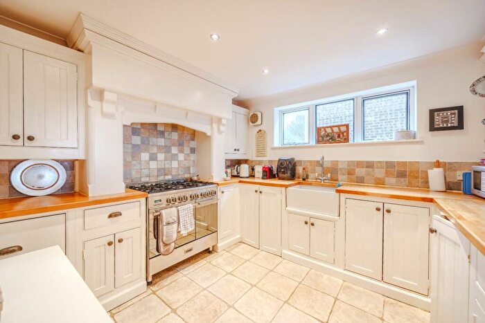 2 Bedroom Flat For Sale In Undercliff Gardens, Leigh-On-Sea, SS9
