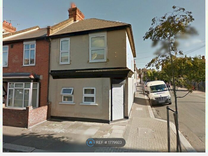 3 Bedroom Flat To Rent In Brook Road South, Brentford, TW8