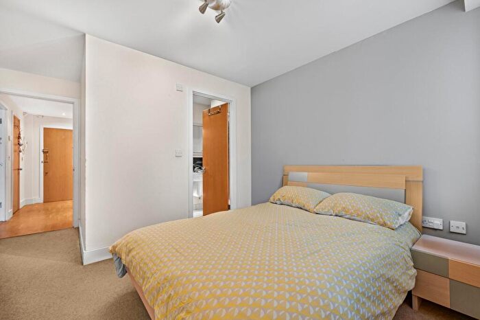 2 Bedroom Flat For Sale In Millharbour, Millwall, E14