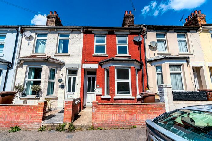 3 Bedroom Terraced House To Rent In Cecil Avenue, Strood, Rochester, Kent, ME2